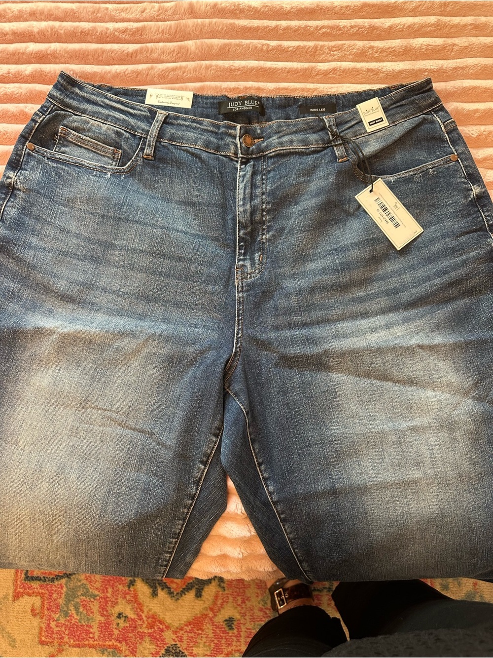 Judy Blue Medium Wash Blue Wide Crop 24w - Picture 2 of 3